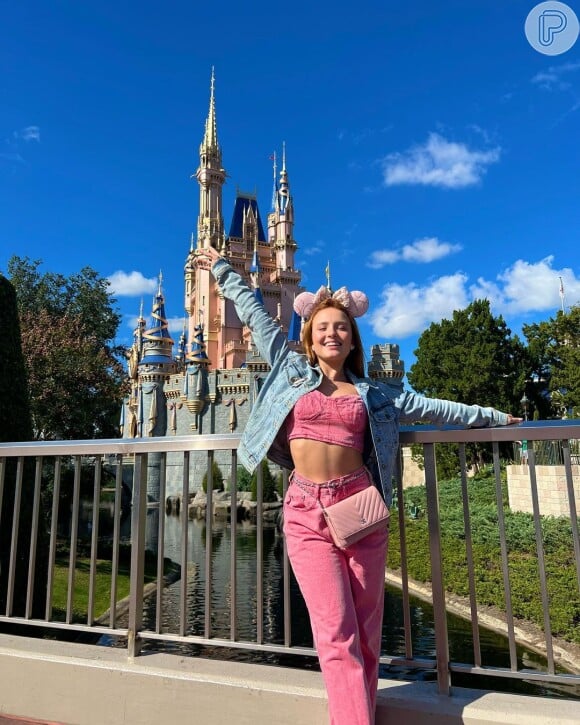 Larissa Manoela postou uma série de fotos na Disney