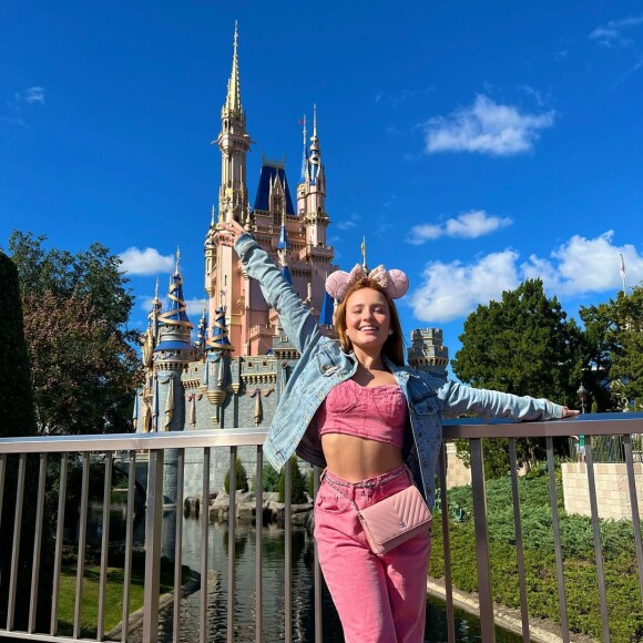 Larissa Manoela postou uma série de fotos na Disney
