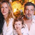 Bruno Gagliasso e Giovanna Ewbank vestem os filhos de branco para passar o Natal de 2021 e chamam Papai Noel para alegrar as crianças