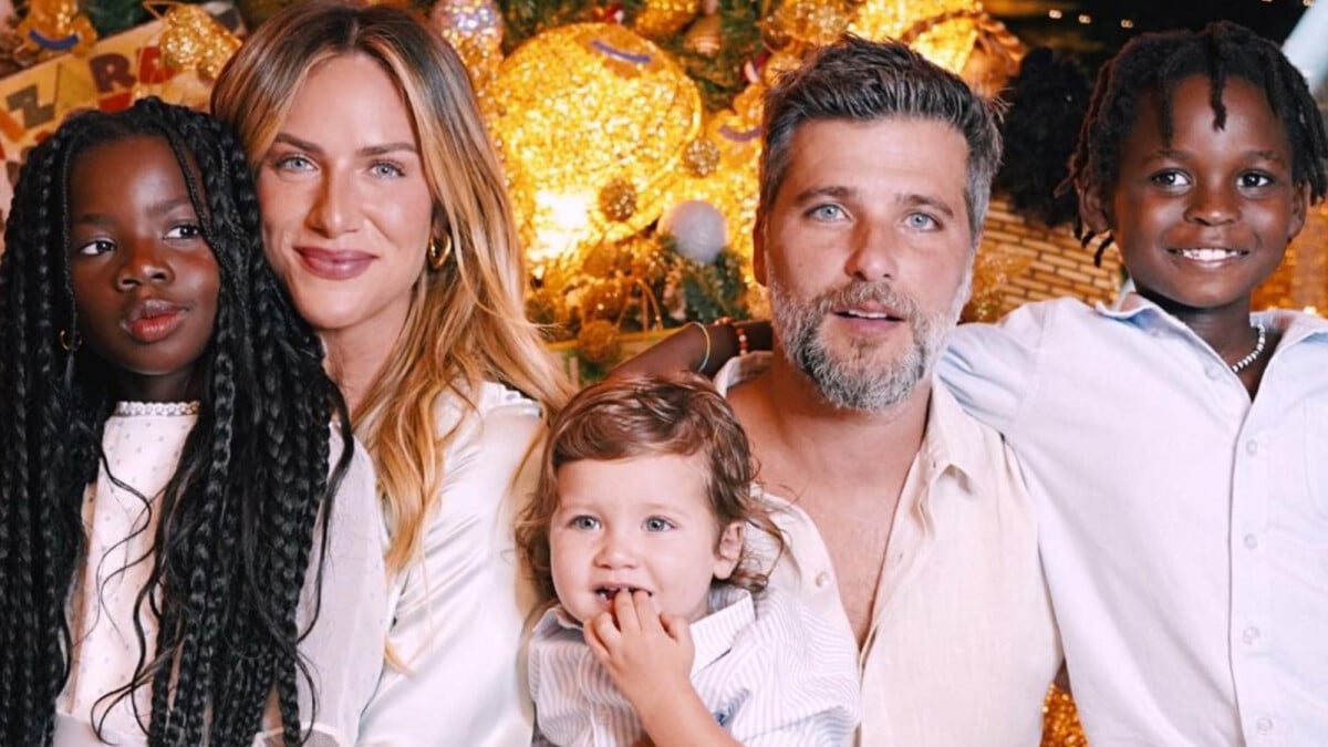 Bruno Gagliasso e Giovanna Ewbank posam com filhos: Natal