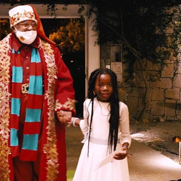 Bruno Gagliasso e Giovanna Ewbank chamaram um papai Noel negro para fazer a alegria dos filhos, os pequenos Bless, Zyon e Titi, que recebeu o bom velhinho