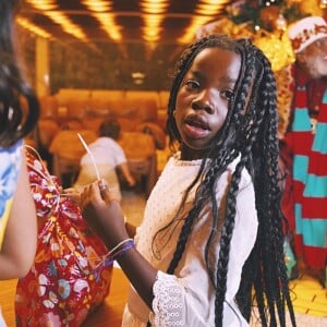 Titi, filha de Bruno Gagliasso e Giovanna Ewbank, foi até fotografada abrinco um dos presentes enviados pelo Papai Noel, que era negro