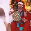 Bless, filho de Bruno Gagliasso e Giovanna Ewbank, abraçou o Papai Noel, que era negro, ao ser fotografado recebendo um dos presentes do bom velhinho