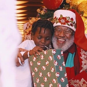 Bless, filho de Bruno Gagliasso e Giovanna Ewbank, abraçou o Papai Noel, que era negro, ao ser fotografado recebendo um dos presentes do bom velhinho