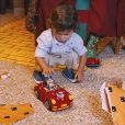 Zyan, filho mais novo de Bruno Gagliasso e Giovanna Ewbank, começou a brincar com o carrinho que ganhou do papai Noel ali mesmo, em meio à família