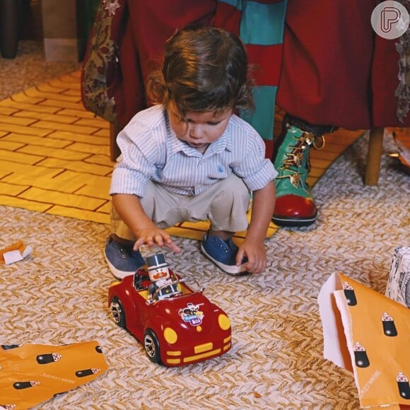 Zyan, filho mais novo de Bruno Gagliasso e Giovanna Ewbank, começou a brincar com o carrinho que ganhou do papai Noel ali mesmo, em meio à família