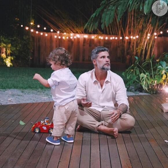 Bruno Gagliasso chegou a se sentar no chão para brincar com o filho mais novo, que tem apenas um ano de idade