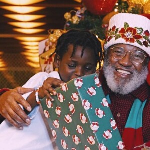 Bless, o filho do meio de Bruno Gagliasso e Giovanna Ewbank, posou para fotos ao lado do Papai Noel e segurando um dos presentes