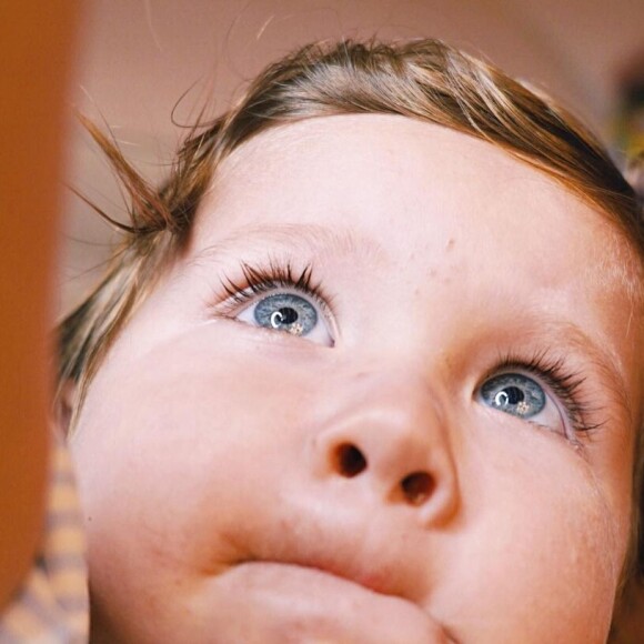 Bruno Gagliasso e Giovanna Ewbank também deixaram um pouco a câmera com o filho mais novo, o pequeno Zyan, que acabou tirando uma selfie