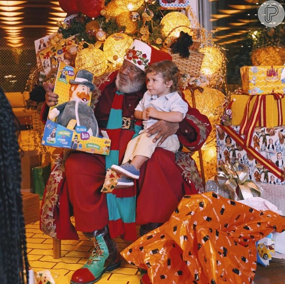 Zyan, o filho caçula de Bruno Gagliasso e Giovanna Ewbank, se sentou no colo do Papai Noel para ganhar um boneco de pelúcia que era um personagem do 'Mundo Bita'