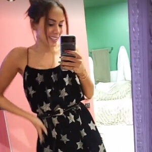 Vestido escolhido por Anitta para o Natal faz parte da grife Yves Saint Laurent