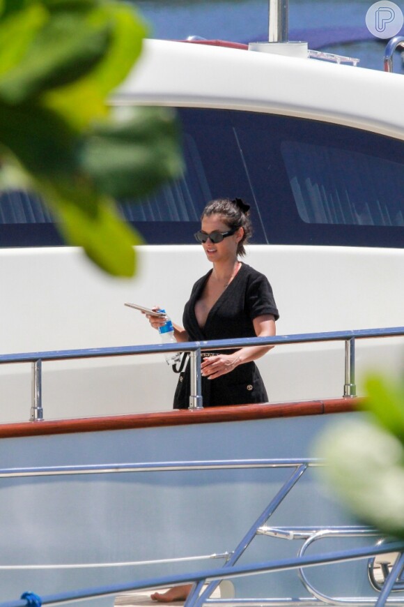 Andressa Suita curtiu tarde ensolarada no RJ em barco de luxo de Gusttavo Lima