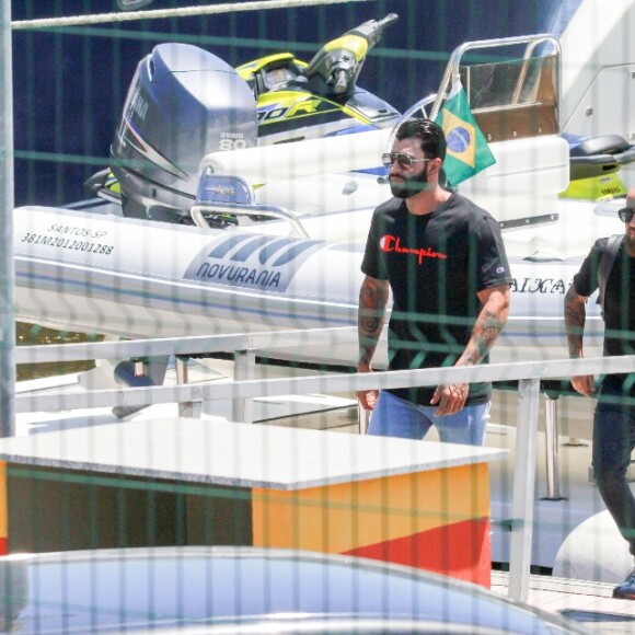 Barco de Gusttavo Lima possui sala de jantar e estar e banheiros confortáveis