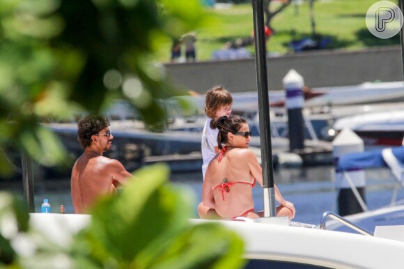 Andressa Suita renovou bronze ao lado do filho em barco de R$ 25 milhões de Gusttavo Lima
