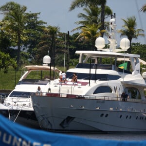 Barco de Gusttavo Lima: modelo é uma Falcon Motor Yacht Falcon 115 e possui 35 metros de comprimento