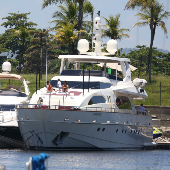 Barco de Gusttavo Lima possui cinco cabines e cinco banheiros