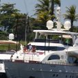 Barco de Gusttavo Lima conta com uma escadaria, dois motores MTU 2 285 hp cada e navega a uma velocidade de cruzeiro de 23 nós