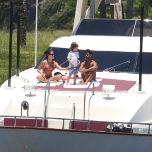 Andressa Suita foi fotografada com filho em barco luxuoso de Gusttavo Lima