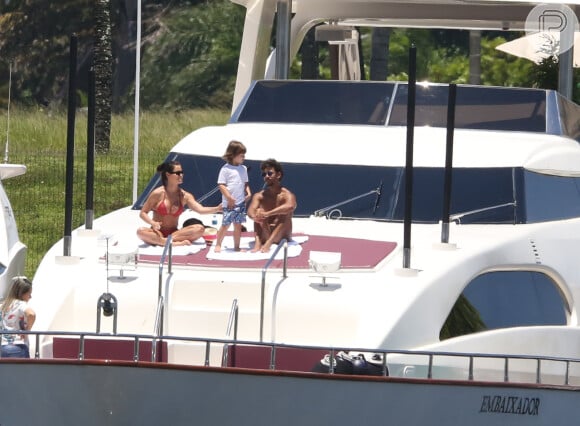 Andressa Suita foi fotografada com filho em barco luxuoso de Gusttavo Lima
