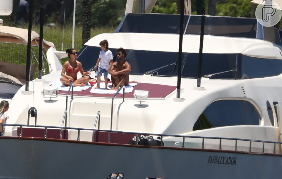 Barco de Gusttavo Lima tem 'garagem' para dois jet-skis e possui piscina
