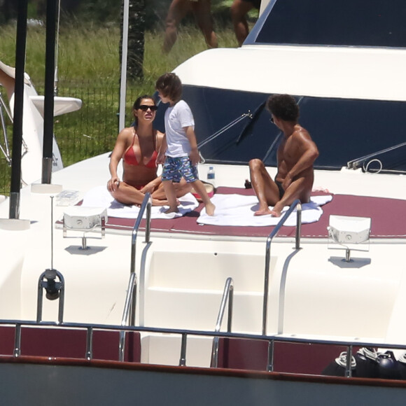 Barco de Gusttavo Lima toda a comodidade de uma casa
