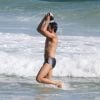Mateus Solano não se intimidou em usar o baldinho da personagem Pucca que pegou emprestado da promogênita para jogar água no corpo na praia da Joatinga