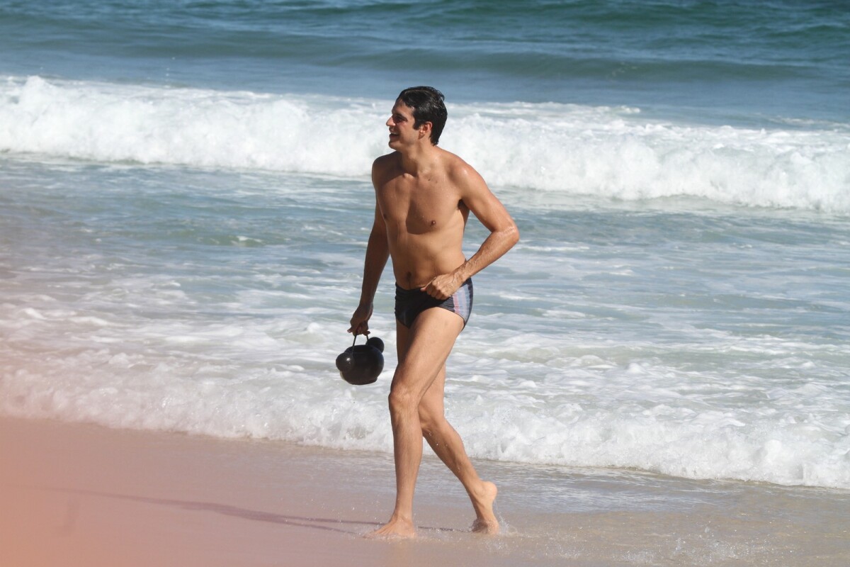 Mateus Solano curte tarde de praia e toma banho de mar no Rio de Janeiro -  Purepeople