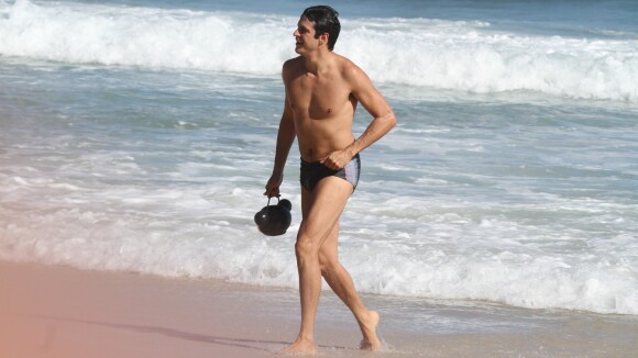 Mateus Solano curte tarde de praia e toma banho de mar no Rio de Janeiro