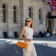 Look off-white com bolsa laranja: cor vibrante é tendência e fica sofisticada com o tom neutro