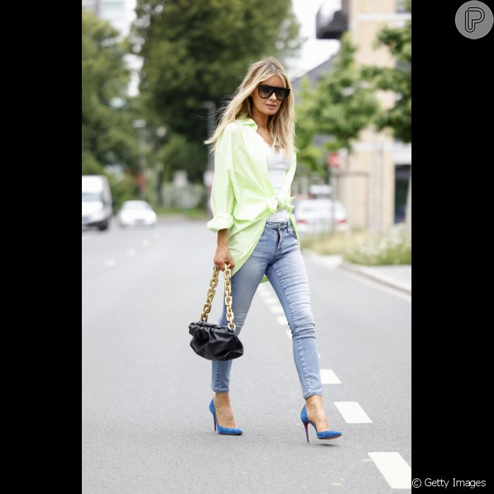 Camisa verde pastel traz pitada fashion ao look básico com jeans e camiseta  branca - Purepeople