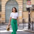 Calça wide leg verde com t-shirt básica branca: essa combinação é prática e fashionista