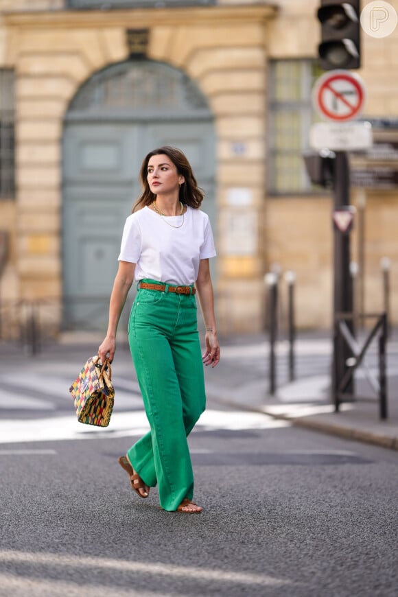 Calça wide leg verde com t-shirt básica branca: essa combinação é prática e fashionista