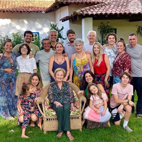 Gloria Menezes posa com a família em dezembro de 2021 no sítio da família