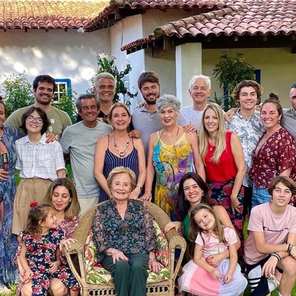 Gloria Menezes posa com a família em dezembro de 2021 no sítio da família