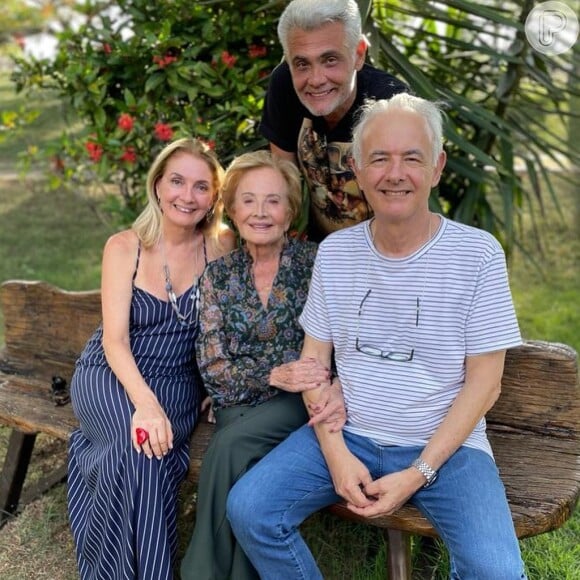 Gloria Menezes em foto de família