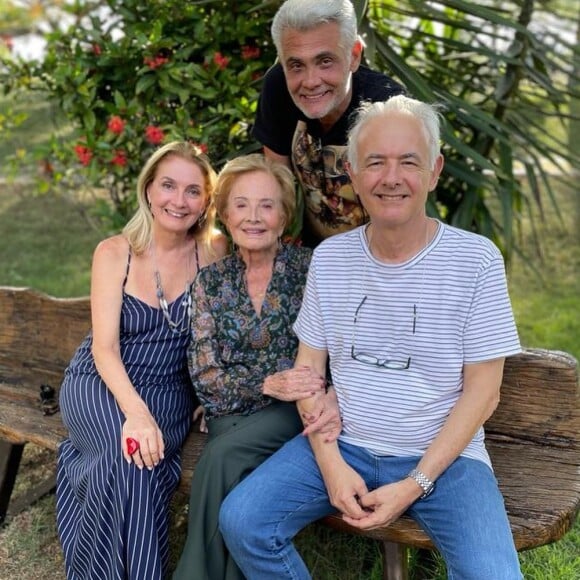 Gloria Menezes em foto de família