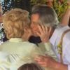 Glória Menezes recebeu beijo do genro, cirurgião plástico Hugo Gomes, no casamento dele com Maria Amélia