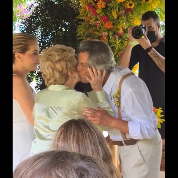 Glória Menezes recebeu beijo do genro, cirurgião plástico Hugo Gomes, no casamento dele com Maria Amélia