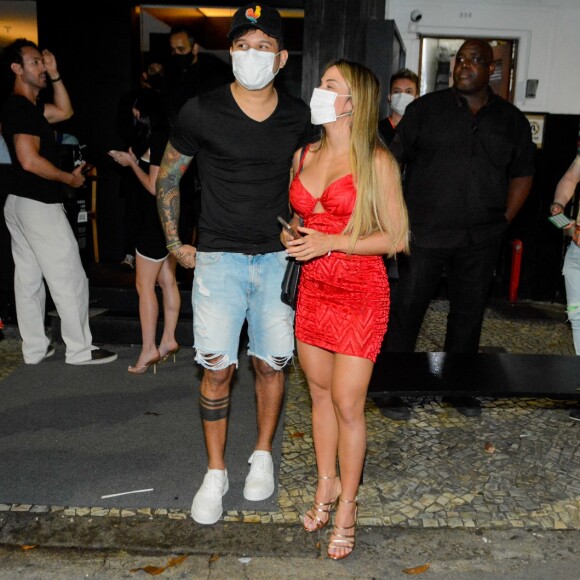 Gabi Martins escolheu um look curto vermelho para jantar romântico com Tierry