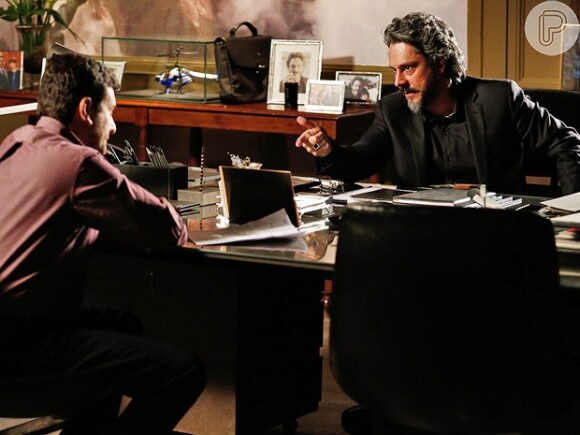 José Alfredo (Alexandre Nero) arma um plano com Josué (Roberto Birindelli) para enganar Cora (Drica Moraes), em 'Império'