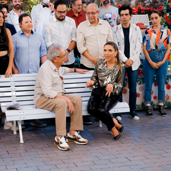 Patricia Abravanel com elenco de 'A Praça é Nossa'