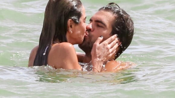 Namoro no mar! Luciana Gimenez troca beijos com namorado, Renato Breia, na Bahia. Fotos!