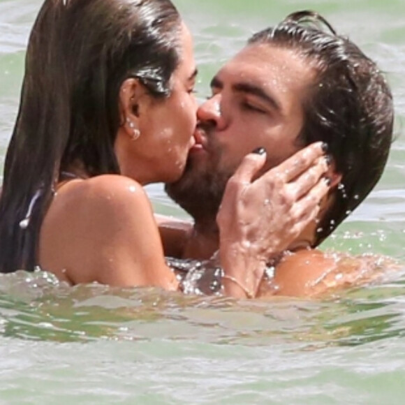Luciana Gimenez trocou beijos com o namorado, o economista Renato Breia, em 31 de dezembro de 2021