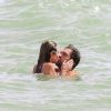 Luciana Gimenez e o namorado, Renato Breia, não economizaram nos beijos durante banho de mar na Bahia