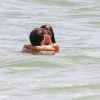 Luciana Gimenez e Renato Breia, seu namorado, trocaram beijos durante banho de mar