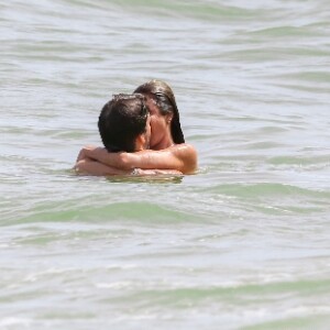 Luciana Gimenez e Renato Breia, seu namorado, trocaram beijos durante banho de mar