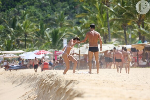 Luciana Gimenez ganhou ajuda do namorado, o economista Renato Breia, para chegar na parte mais alta da praia
