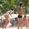 Luciana Gimenez apostou em biquíni trendy para banho de mar com o namorado, o economista Renato Breia