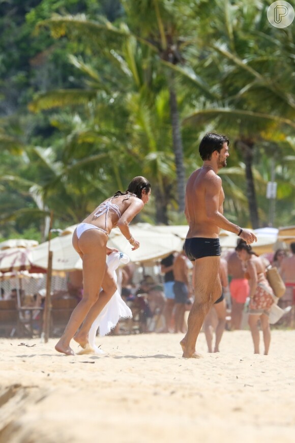 Luciana Gimenez apostou em biquíni trendy para banho de mar com o namorado, o economista Renato Breia