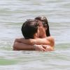 Luciana Gimenez e o namorado, o economista Renato Breia, se beijaram em praia de Trancoso  (Bahia)